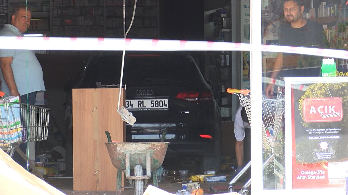 Kaza saat 12.00 sıralarında Küçükçekmece Atakent Mahallesi Atatürk Caddesi'ndeki alışveriş merkezinin otoparkında meydana geldi. İsmi öğrenilemeyen 34 RL 5804 plakalı otomobil sürücüsü, alışveriş merkezinin açık otoparkında direksiyon başına geçip otomobili çalıştırdı.