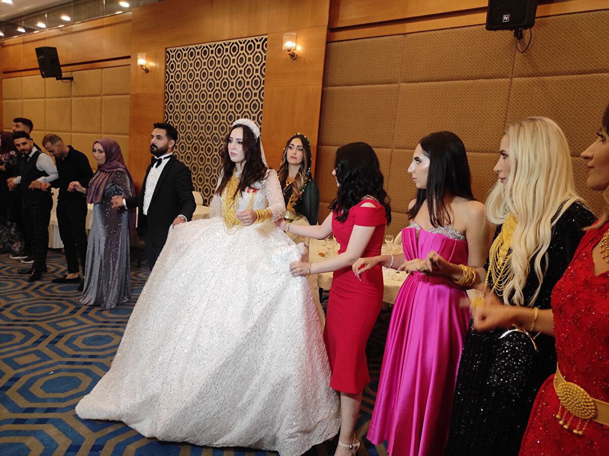 Sağdıçlığını Hakkari'nin Yüksekova ilçesine bağlı Büyükçiftlik Belde Belediye Başkanı İsmail Rüştü Zeydan'ın yaptığı düğünde; Şerefan aşiretine mensup iş insanı Nejdet Bayram ile İran, Irak, Hakkari ve ilçeleri ile Van'dan yaklaşık 2 bin davetli yer aldı