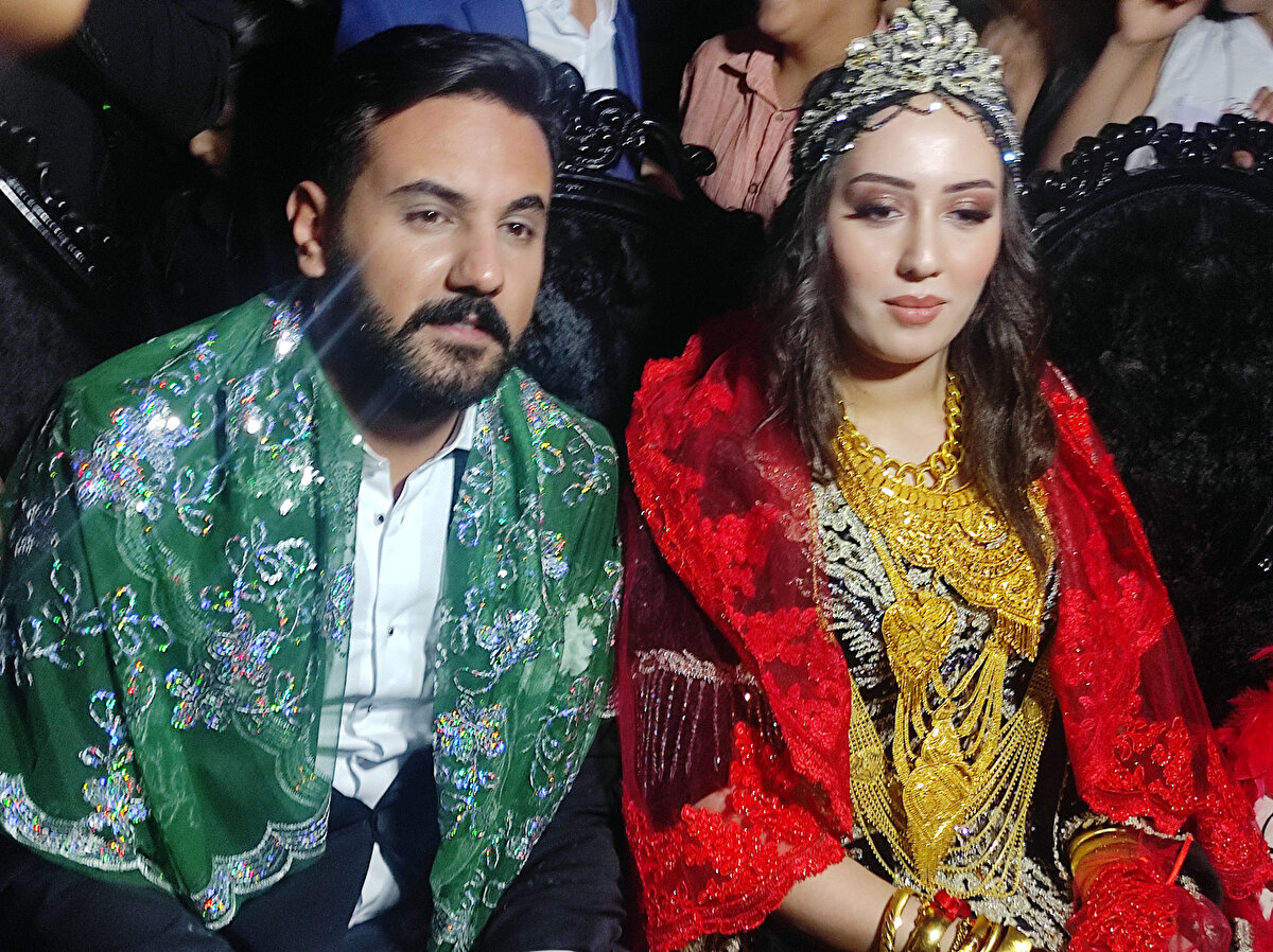 Türkçe ve Kürtçe şarkılar eşliğinde halayların çekildiği düğünde gelin ve damada 2,5 milyon liralık takı ve para takıldı.