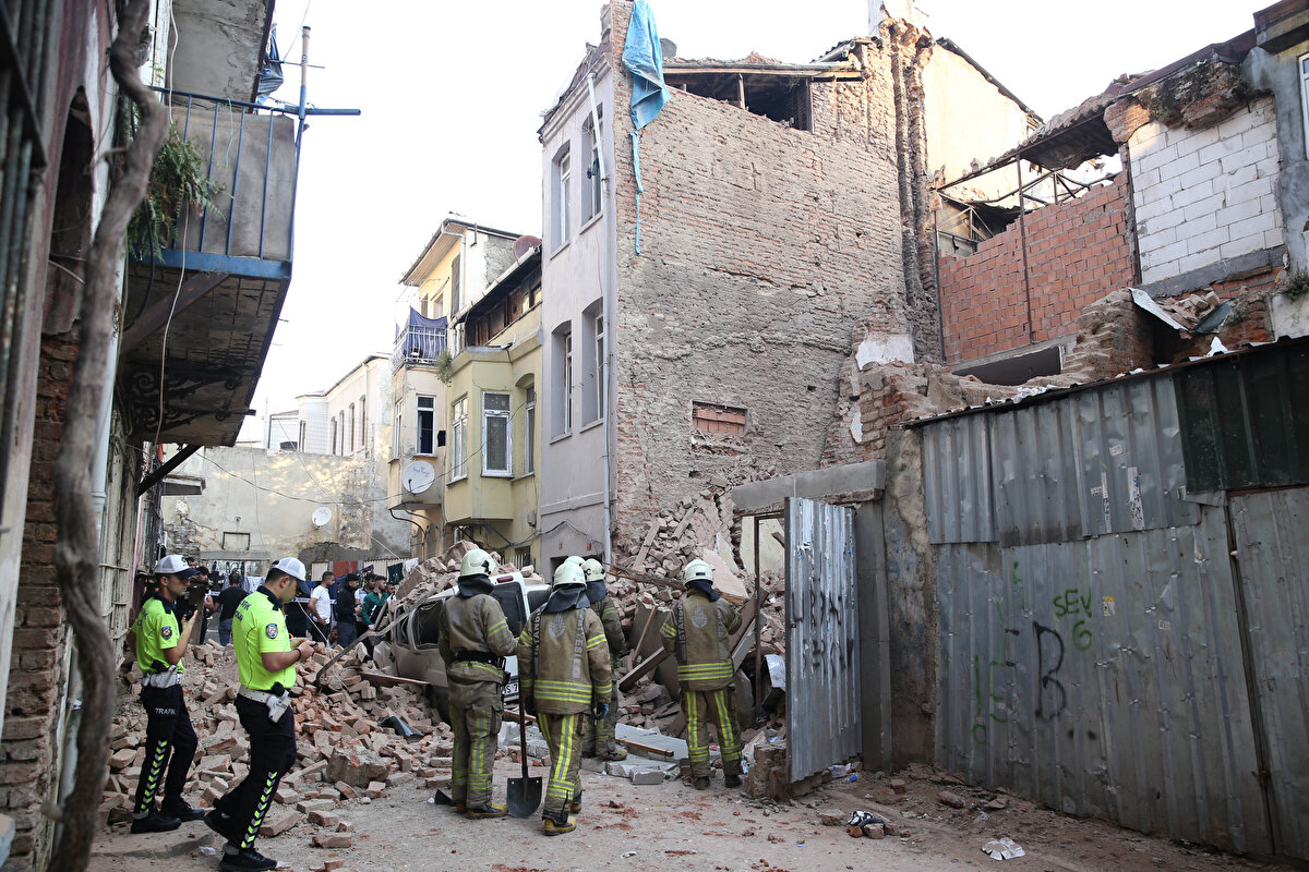 Ekiplerin olay yerindeki çalışması sürüyor.<br>