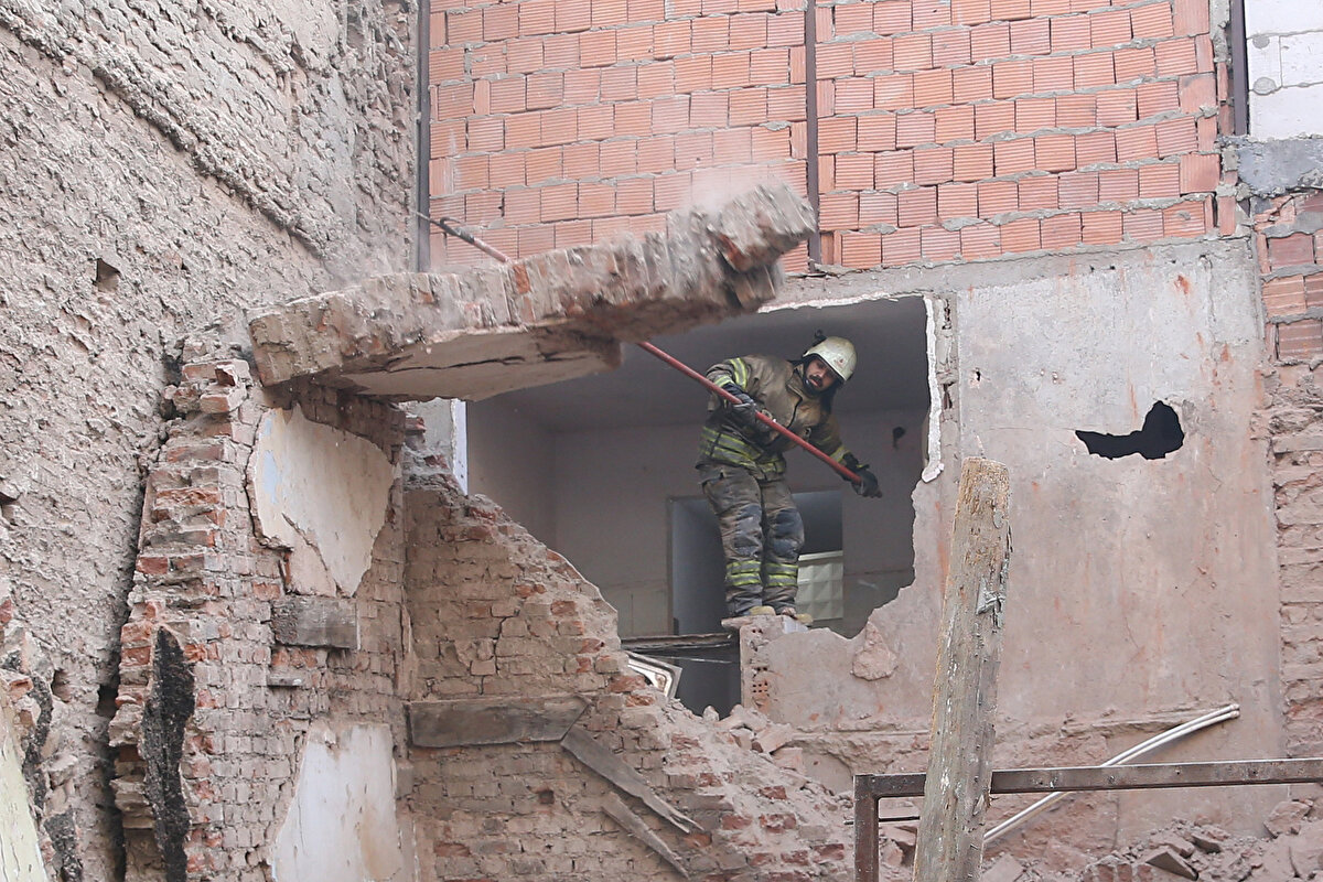 Çökme nedeniyle molozların bir kısmı sokakta park halindeki 34 DOS 783 plakalı hafif ticari aracın üzerine düştü.