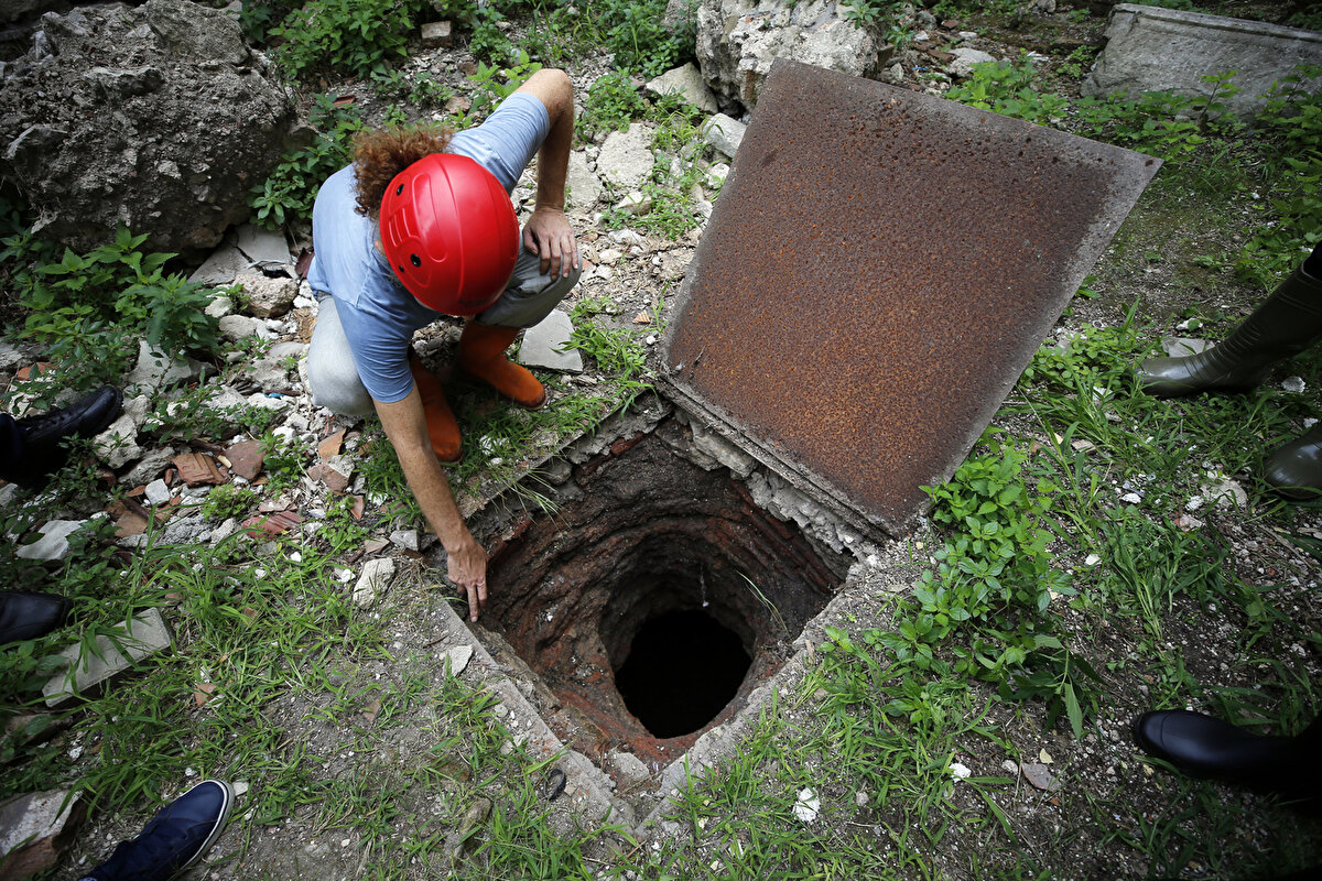 "Ayasofya'nın kuzeydoğu cephesinin hemen önünde yer alan mezar yapısı yerin 4 metre altında bulunuyor. 'Hipoje' olarak bilinen bu yapı, Ayasofya'nın inşası sırasında yapılmış olan bir yer altyapısı değil, ondan çok daha önce M.S. 4. yüzyıla tarihlendirilen bir yer altı mezar yapısıdır. Bu yapı Ayasofya civarında bulunabilmiş en eski mimari eserdir. Bu yer altı yapısı sonradan yeniden işlevlendirilmek adına iki ucundan birer menfez bağlanarak diğer yer altı yapılarıyla ilişkili hale getirilmiştir. Erişimi epey zor olan bu yer çok bilinmiyor. 'Hipoje'yi 1946 yılında ilk belgeleyen Ayasofya'nın ilk müze müdürlerinden Muzaffer Ramazanoğlu olmuş. Kültür ve Turizm Bakanlığının geçtiğimiz yıl sonunda burada yürütmüş olduğu temizleme çalışması kapsamında yaklaşık 4 tona yakın moloz, çamur tahliye edildi. Bu çalışmanın daha uzun vadeli bir arkeolojik çalışma sürecinde, Ayasofya'nın diğer yer altı yapılarını da kapsayacak şekilde devam ettirilmesinin çok doğru olacağını düşünüyorum." <br><br>
