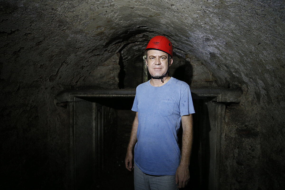 "Kestane ağacının kökleri tarihi mekanın tonozunu delerek yapıya inmiş"<br>Ayasofya'nın kuzeybatı cephesi önündeki bahçenin 2 metre altında mahzen yapılarının bulunduğunu anlatan Diker, "Bu yer altı mekanları, Ayasofya yapısının özgün 'atrium' yani dış avlu yapısının altyapı mekanları. Her ne kadar avlu yapısının üstyapısı artık günümüze kadar intikal etmemiş olsa da altyapısı, bir bakıma altta kalmasından ötürü görünmez olduğundan korunmuş." diye konuştu.