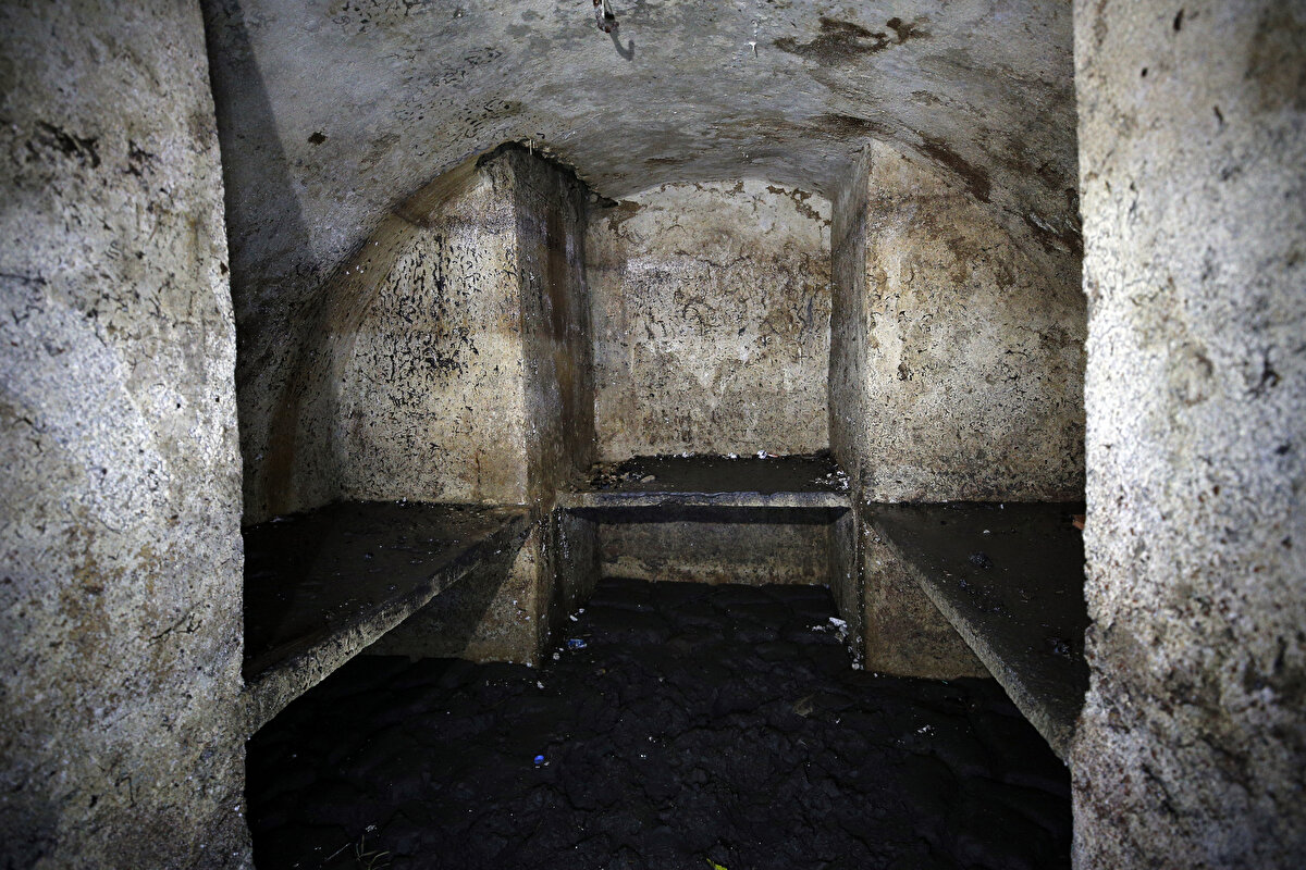 Ardından caminin güneybatısındaki kestane ağacının dibinden inilen, yerin 2 metre altındaki mahzenleri, devamında yer alan tünelleri ve dehlizleri gösteren Diker, Ayasofya'nın eşsiz bir yapı olduğunu söyledi.<br><br>