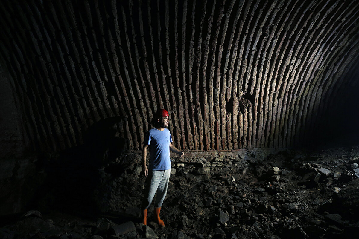 "Tünellerin Kız Kulesi, Adalar gibi yerlere uzandığı iddiaları şehir efsanesi"<br>Prof. Dr. Diker, Ayasofya'nın altındaki tünellerin Kız Kulesi ve Adalar gibi yerlere uzandığı iddialarının bir şehir efsanesi olduğunu dile getirdi.