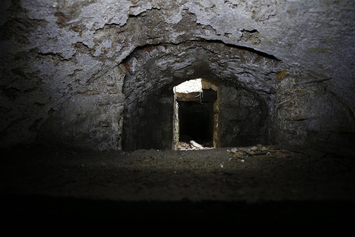 Ayasofya'nın altında ve etrafında toplam uzunluğu yaklaşık 1 kilometreyi bulan tünel ve menfezleri 3 boyutlu görüntüleyen ekibin lideri Prof. Dr. Diker, caminin yanı ve altındaki en büyük yer altı yapılarını AA'ya gezdirdi.<br><br>