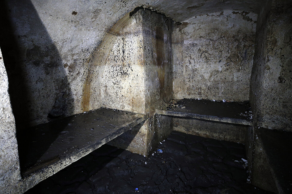 Doğu Roma İmparatorluğu'nun İstanbul'a yaptırdığı en büyük kilise olan Ayasofya'nın aynı bölgede 3 kez inşa edildiğini belirten Diker, "Bugüne kadar gelen Ayasofya'nın 532 yılında başlayan inşası 537 yılında tamamlandı. Üçüncü Ayasofya'nın yapımında, yakılarak yıkılmış önceki ahşap çatılı yapılardan farklı olarak, bu yapıda ana mekan, 4 payenin taşıdığı 4 kemer üzerinde, tuğla ile o zamana kadarki en büyük kubbe ve onu 2 yönden destekleyen 2 yarım kubbe ile örtülmüştür." dedi. <br><br>