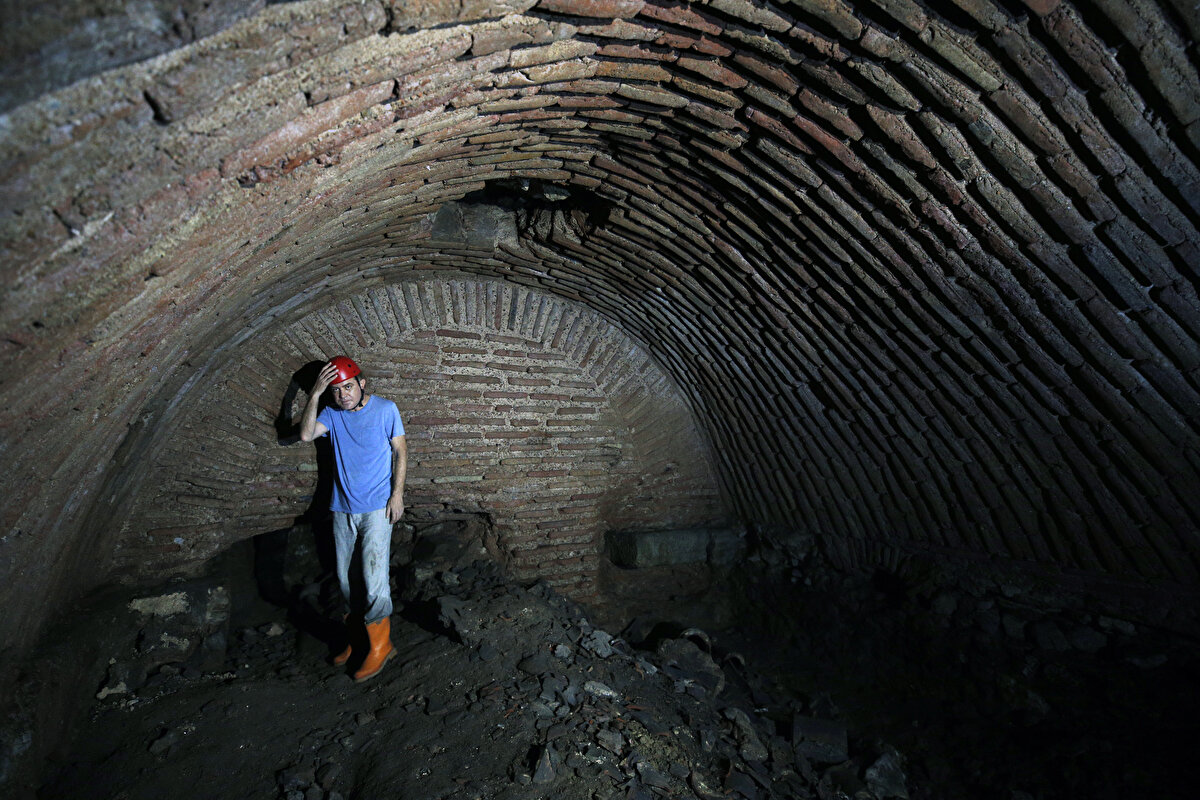 "Çalışmada amacımız Ayasofya'nın üstyapısı gibi altyapısını da mimari anlamda belgelemek ve mevcut sorunlarının giderilmesine yönelik bir farkındalık yaratmaktı. Çalışmada yaklaşık 1 kilometre uzunluğundaki yer altı yapılarını taradık. Yer altı yapılarının 668 metre uzunluktaki kısmını 3 boyutlu olarak belgeledik. Tıkanıklıktan ötürü cihaz giremeyen yaklaşık 268 metre uzunluğundaki kısmının da ölçümleri el ile yapıldı, erişebildiğimiz tüm yer altı yapılarının haritasını çıkardık. Tüneller birbiriyle bağlantılı. Ancak zaman içerisinde tıkanıklıklardan ötürü bağlantıları kaybolmuş olanlar var. Bunlar adeta Ayasofya'nın hayat damarları gibi. Ancak belki de yüzyıllara dayanan bakımsızlıktan, dolgu ve birikimlerden ötürü yer altı yapıları ilk yapılma amaçlarından uzaklaşmış görünüyorlar. Yer altı yapılarının araştırılması, temizlenmesi, belgelenmesi hem ilgilisi olduğu binanın korunması hem de ilişkili olduğu şehrin diğer yer altı yapılarının ortaya çıkartılması bakımından önemlidir."<br><br>