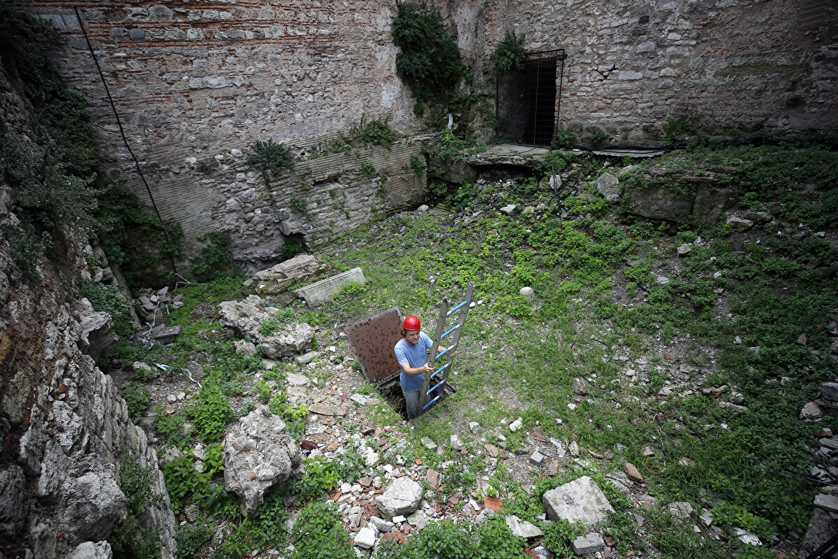 Prof. Dr. Diker, Ayasofya'nın temizlenmeden önce denetimsiz yağmur suyuna maruz kaldığını, balçıkla dolduğundan kötü bir görüntüsü olduğunu belirtti.<br><br>