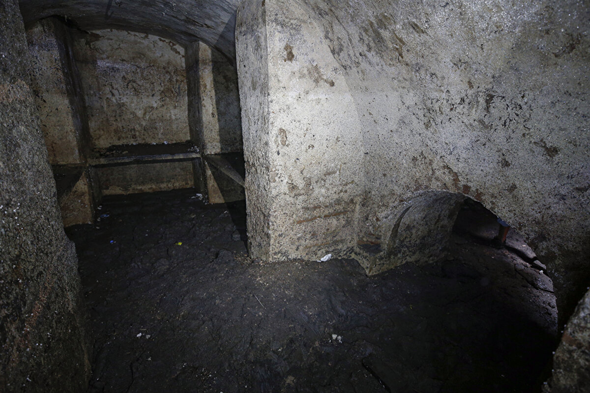 Prof. Dr. Diker, Ayasofya'nın yer üstünde olduğu gibi altında da bir tarihi barındırdığını anlatarak, şöyle devam etti:<br><br>