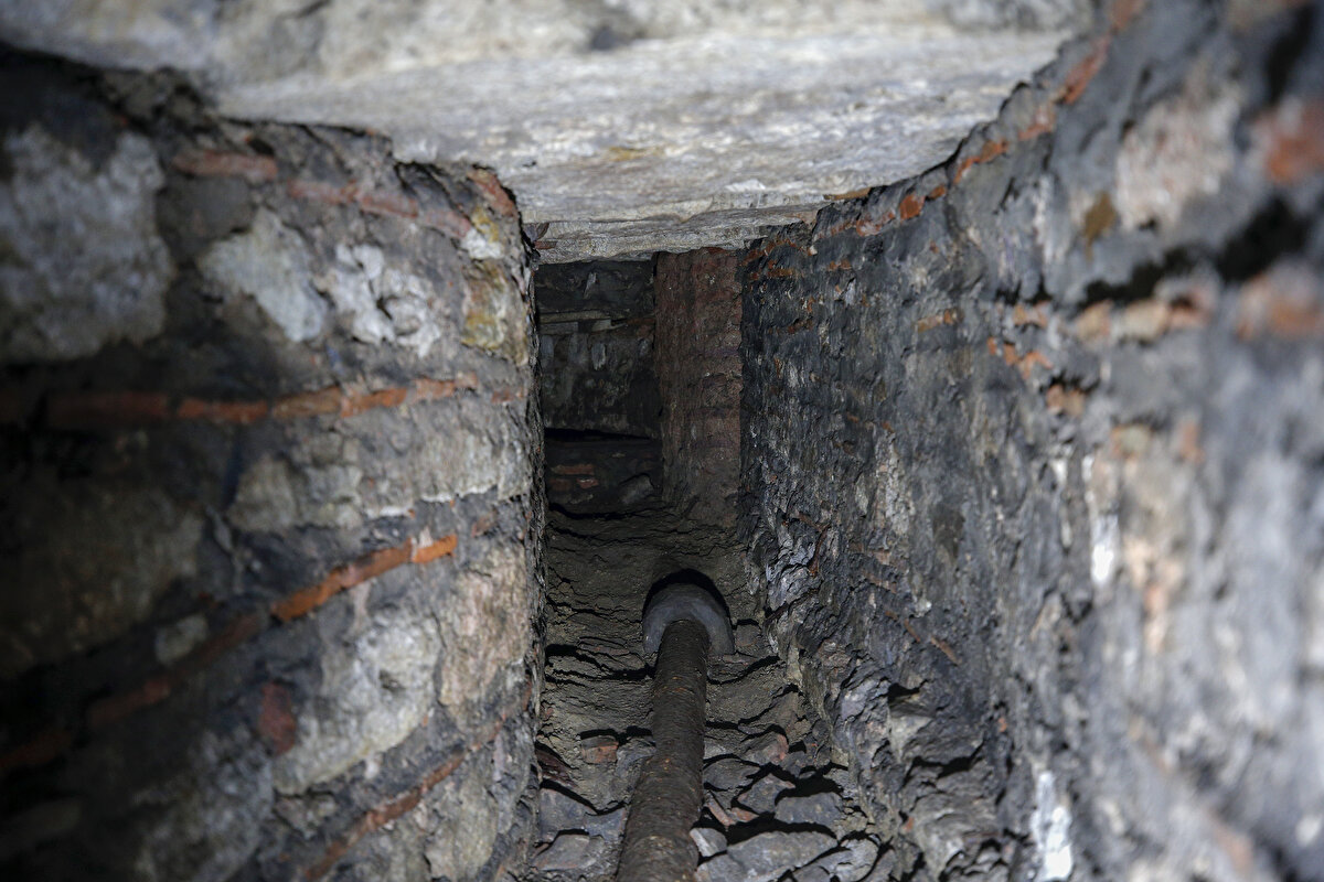 Buraların ancak bir kişinin sürünüp emekleyerek ilerleyebileceği yerler olduğuna dikkati çeken Diker, şunları kaydetti:<br><br>