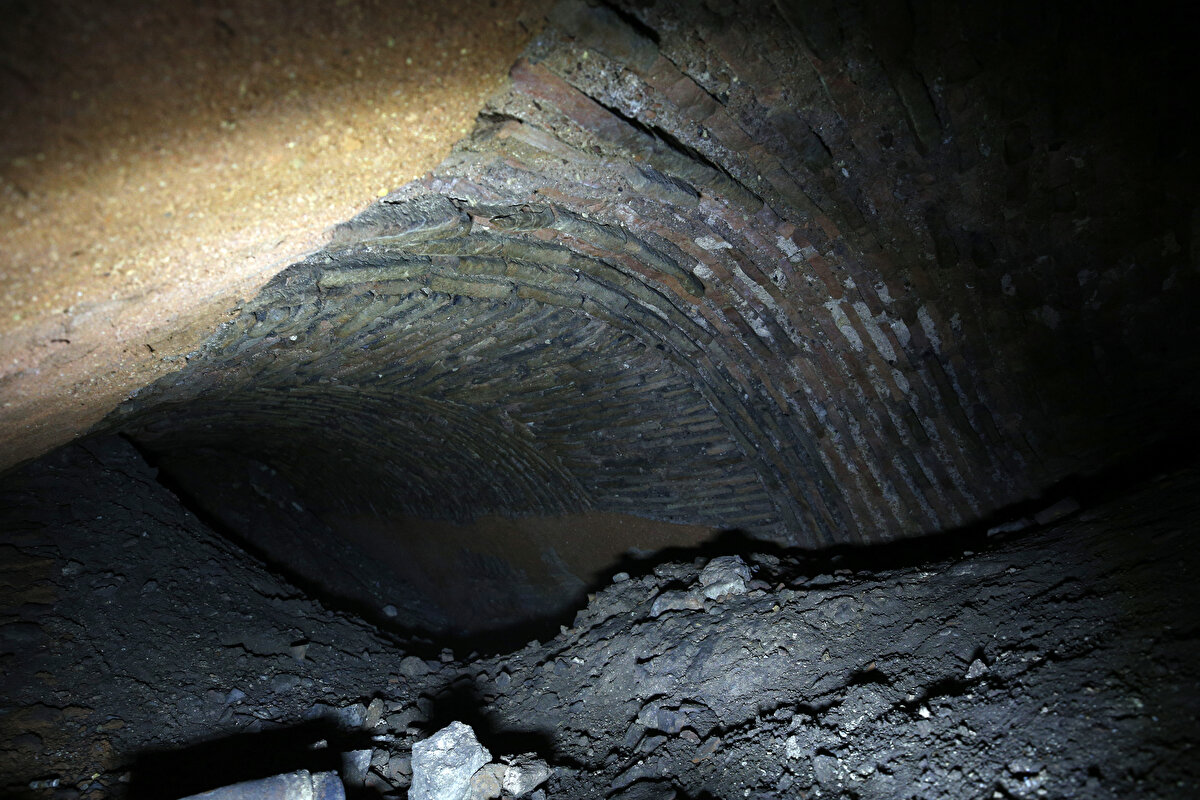 "Bu tünellerde nefes almak bile pek kolay değil. Biz bugün, mezar ve mahzen olarak kullanılmış bu Ayasofya'nın en büyük yer altı yapılarında bile elektrikli aydınlatma sayesinde birbirimizi ve bu mekanları görebiliyoruz. Ayasofya'nın diğer yer altı yapıları tünelleri çok daha dar ve havasız mekanlar. Yapıldıkları zamanı düşündüğünüzde insanların bu karanlık mahallerde dolaşımının ne kadar zor olduğunu ve başka bir amaç için kullanılmasının da pek mümkün olmadığını anlayabiliriz. Dolayısıyla Ayasofya ile beraber inşa edilmiş bu yer altı yapılarının su tedariki, yağmur suyunu tahliye etmek, havalandırma ve depolama dışında bilinen başka bir kullanımı söz konusu değil."<br><br>