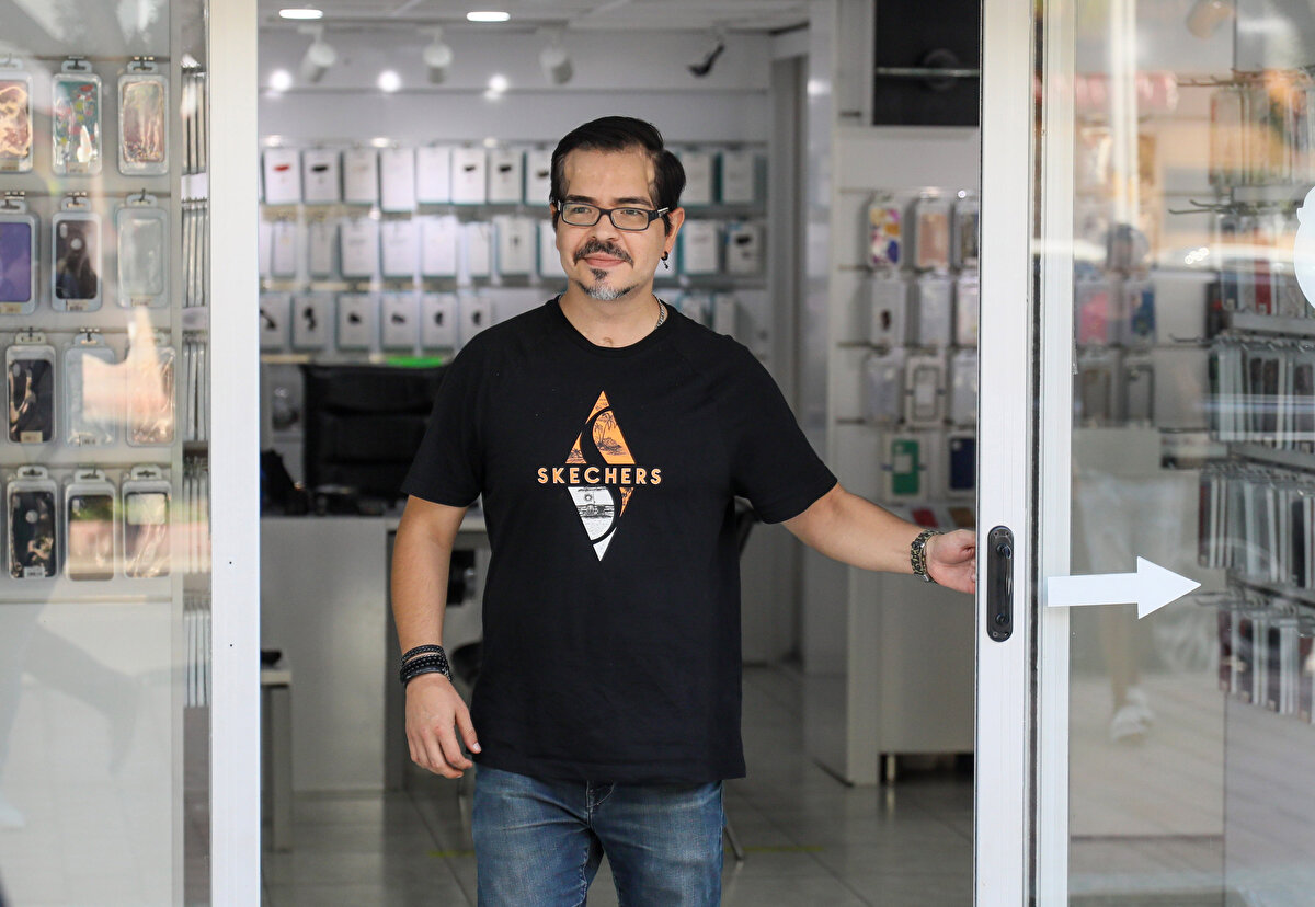 'YÜRÜYEMEYECEĞİMİ, HAYATA TUTUNAMAYACAĞIMI DÜŞÜNÜYORDUM'<br>Hastaneden çıktığında iki büklüm olduğunu söyleyen Semih Taşdemir, "Motosiklet kazası sonrası komada kaldım. Hastaneden çıktığımda iki büklüm haldeydim. Ellerim ve ayaklarım kıvrıktı. Hiçbir şekilde hareket edemiyordum ve iyileşemeyeceğimi düşünüyordum. Daha sonra fizyoterapist Mustafa Erkol beni zaman zaman bağırtarak, ağlatarak tedavi etti. Yürüyemeyeceğimi, hayata tutunamayacağımı düşünüyordum. Gelişme olduğunu görünce heves ettim ve olumlu sonuçlara ulaştım" dedi. <br><br>'ÖLMEK İSTİYORDUM'<br>Şimdilerde istediği gibi yürüyebildiğini anlatan Taşdemir, "Çok zor da olsa işimin başına dönebildim, sadece hala koşmakta güçlük çekiyorum. İşimin başına dönebilmek çok büyük mutluluk. Kendi işimi kaldığım yerden devam ettiriyorum. Telefon tamir ediyor, programlıyorum. Bunların hiçbirini yapabileceğimi düşünmüyordum. 'İmkanı yok' diyordum, ihtimal dahi vermiyordum. Hep öyle kalacağım sanıyorum hatta ölmek istiyordum" diye konuştu.<br>Bu süreçteki en büyük destekçisi olan babasını yakın zamanda kaybeden Taşdemir, "Babam benim iyileştiğimi, yürüdüğümü görebilseydi keşke. Araba kullandığımı göremedi. Keşke babam bunları görebilseydi yanımda olabilseydi" dedi. 