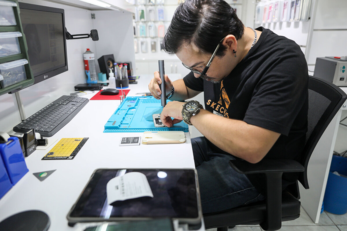 GÖZ KAPAKLARI İLE İLETİŞİM KURDU<br>Yürüyemeyen ve vücudunun herhangi bir yerini hareket ettiremeyen Semih Taşdemir, evine çarşaf içinde çıkarıldı. Tedavi için gelen doktor ve fizyoterapistler, Taşdemir'in ayağa kalmayacağını söyledi. Arkadaşı, 2018 yılında Taşdemir'e fizyoterapist Mustafa Erkol'u önerdi. Erkol, ilk tanıştığında konuşamayan ve bilinci yerinde olmayan Taşdemir ile göz kapaklarıyla iletişim kurdu.