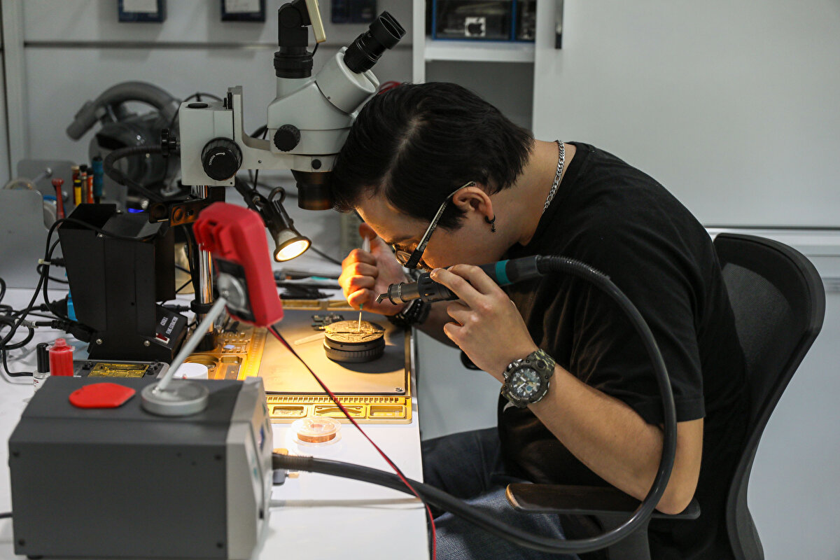 ÖNCE OTURMAYA BAŞLADI<br>Semih Taşdemir'in azmini gören Mustafa Erkol, "Seni yürüteceğim" diye söz verdi. İlk olarak Taşdemir'in eklemlerini açmaya çalışan Erkol, ardından oturma çalışmalarına başladı. Zorlu tedavi sürecinde yaşadığı acılar nedeniyle sesi çıktığı kadar bağıran Taşdemir, 1,5 yıl sonra ilk defa 1-2 saniye ayakta durabildi. Taşdemir ve ailesi, büyük mutluluk yaşadı.