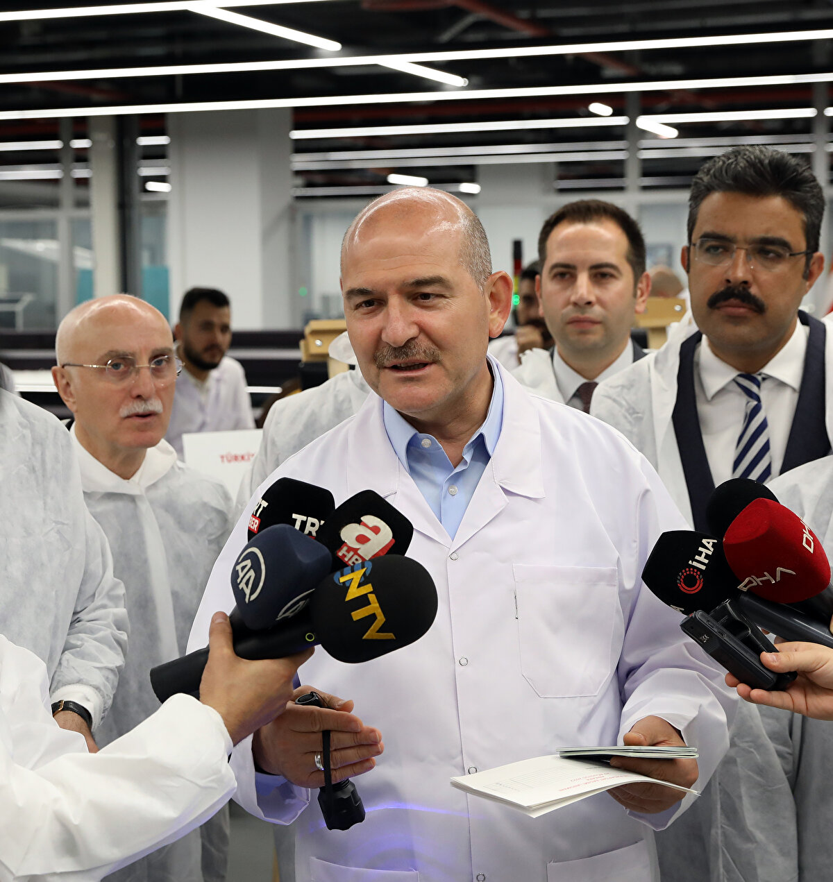 Yerli ve milli pasaport üretimi için hedefi ağustos ayı olarak belirlediklerini bildiren Bakan Soylu, ağustos ayı tamamlanmadan çalışmaların bitirildiğini belirtti.<br>