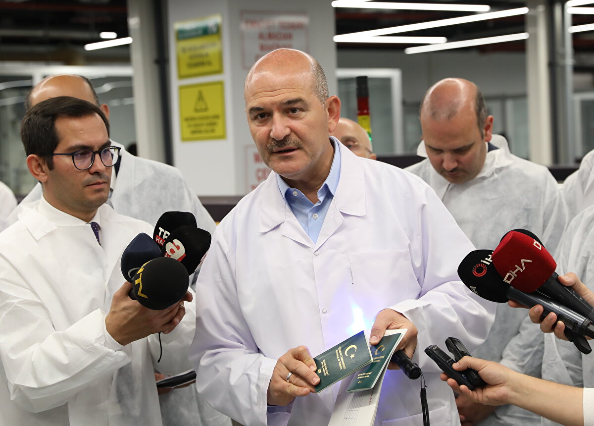 Dünyada yaşanan gelişmelerden dolayı çipli pasaport üretimlerinde yaşanan sorunlara işaret eden Soylu, mart ayından itibaren Cumhurbaşkanı Recep Tayyip Erdoğan'ın talimatıyla Nüfus ve Vatandaşlık İşleri Genel Müdürlüğü ile Darphane Genel Müdürlüğünün yerli ve milli pasaport için çalışma yaptığını aktardı.<br>