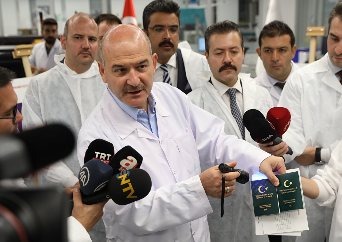 Bakan Soylu, "Yeşil pasaportta var olan süre uzatımını sağlayabilecek bir gerçekleştirmeyi 29 Ağustos, dün itibarıyla yapabilme imkanına sahip olduk. Bütün nüfus müdürlüklerimiz bunu yapabilecek. Herhangi bir ücret ödemeden, para vermeden, 5 yıllık, 3 yıllık veya 2 yıllık süresi dolan pasaportlarını 10 yıla çıkarabilecekler." dedi.<br>