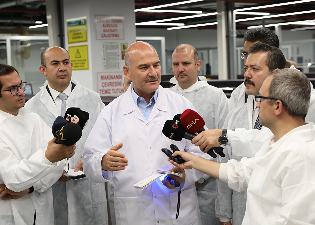 Bakan Soylu, şöyle devam etti:<br><br>"Yerli pasaportlarda ilk olarak yeşil pasaport basacağız. Burada yüksek bir talep var. Günlük pasaport talebi 7-8 bindir ama son 4-5 aydır bu talep 10 bin-15 bin arasında gidip geliyor. Bu da şundan kaynaklanıyor, özellikle her şeyi siyasallaştırmayı seven bir candaş medya var. Bu medya, toplumu yanlış bilgilendirip meseleyi kaosa döndürebilmek için kasti bir anons yaptı, 'Fahiş fiyata 2023'te pasaport ulaşacak' dedi. Bu tamamen spekülatif bir söz. Öyle bir yayın yaptılar ki başarılı da oldular.