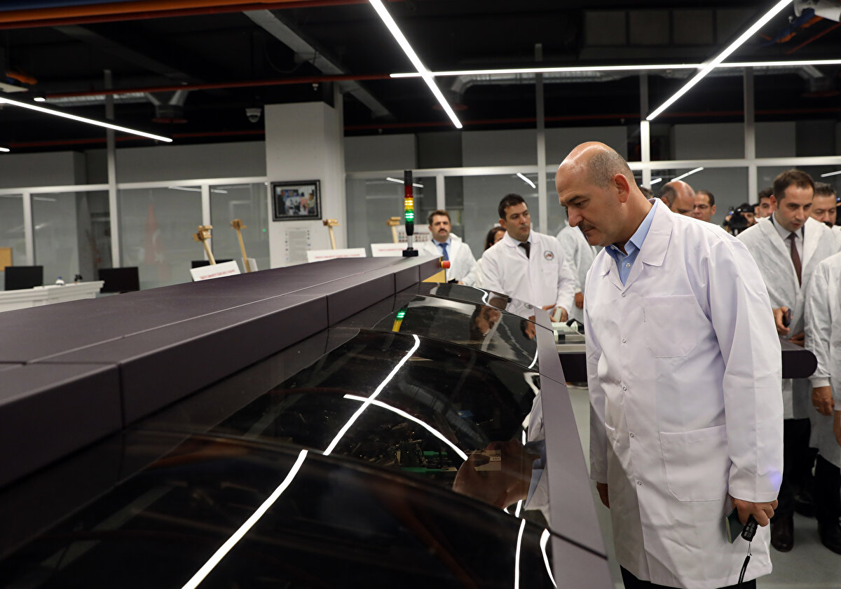 Soru üzerine Bakan Soylu, şunları kaydetti:<br><br>"Yeşil pasaportu bastıktan sonra, hem diplomatik hem umumi hem de gri pasaportu yeni basmaya başlayacağız. Mümkün olduğunca 5-10 gün içerisinde yeşil pasaportun bekleyen talebinin tamamını eritmiş olacağız. Bir üretim planlaması yaptık. Sonra hem vereceğiz hem de stoklamaya başlayacağız. Hem diplomatik hem umumi hem de gri pasaportu, yeşil pasaportun talebinin azalmasını sağlayarak gerçekleştirmiş olacağız. 120 bin umumi pasaport talebi var, şu anda elimizde 100 bin umumi pasaportumuz var. Bir problemimiz kalmış değil. Yeşil pasaport talebini de burada basarak karşılamış olacağız."