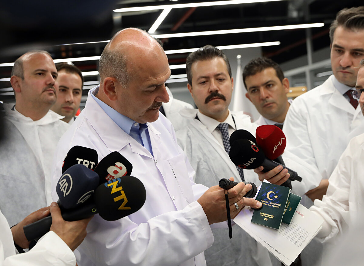 Hainliğin sınırı yok. Hakikaten fitnenin, hainliğin sınırı yok. Yaklaşık 7-8 binlik üretim talebimizi 15-16 bine çekiverdiler. Biz ona da yetişiriz. Yılbaşından itibaren 1 milyon 630 bin pasaport verdik ve bunların yüzde 58'i yurt dışına çıkmadı. Pasaport yurt dışına çıkmak için kullanılmadı. Acil durumlarda zaten günü birlik pasaport veriyoruz. Bunu uzun yıllardan beri veriyoruz. O kadar seri çalışıyoruz, gelip buradan bir saat sonra pasaportunu alma imkanına sahip. Bunu da manipüle ettiler, 'Uzun kuyruklar oluşuyor' dediler."<br><br>