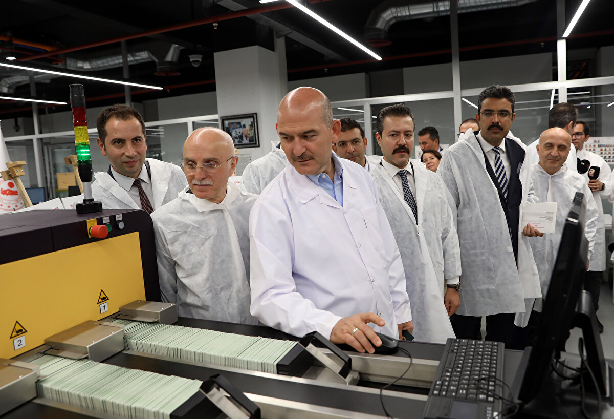 Pasaport üretiminde kullanılan yarı mamul üretimine ilişkin de adımlar attıklarını söyleyen Soylu, "Önümüzdeki ayın sonuna kadar yaklaşık 170 bin pasaportu basmış olacağız, bu bir aylık süreç içerisinde. Daha sonra 250 bine, daha sonra 300 bine, daha sonra yükselerek devam edecek." diye konuştu.<br><br>Bir soru üzerine Soylu, TÜBİTAK'ın kullanılan çiplerin uyumlaştırılmasını sağladığını bildirdi.<br><br>Vatandaşların pasaport konusunda "Yarın olmayacakmış" gibi bir endişenin içerisinde olmaması gerektiğine dikkati çeken Bakan Soylu, başka ülkeden alınan pasaportların alınmasının süreceğini dile getirdi.