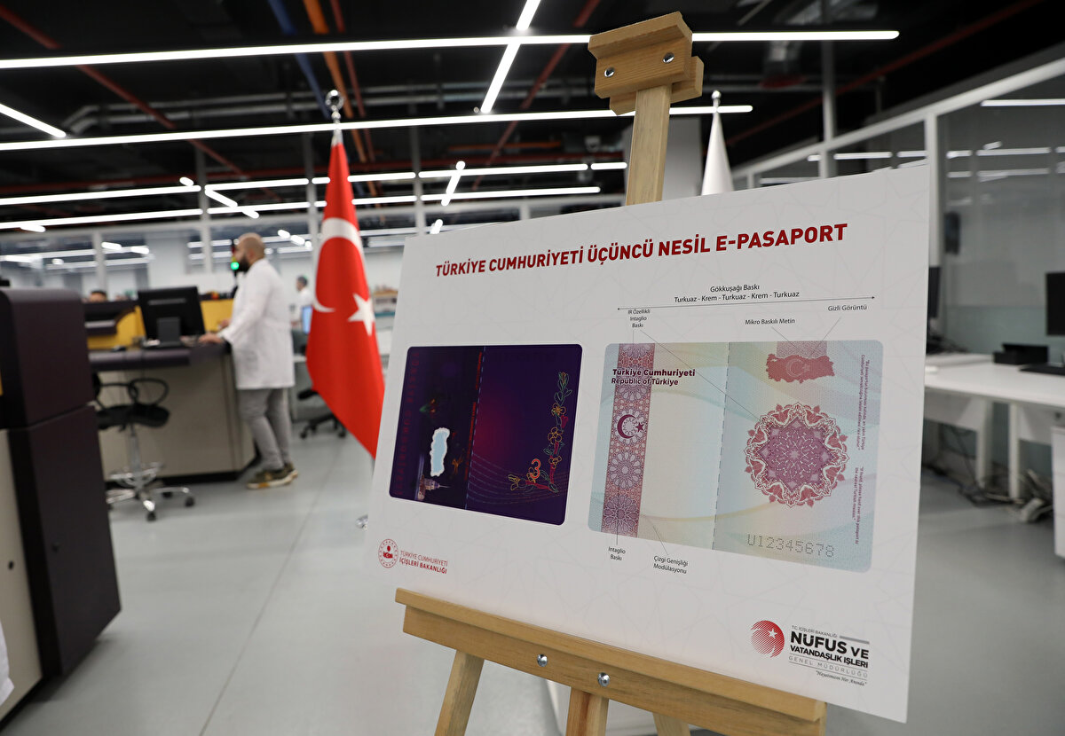 İçişleri Bakanı Süleyman Soylu, yerli ve milli pasaportun üretimini başlatarak, ilk olarak yeşil pasaportun basılacağını bildirdi.<br><br>Soylu, gece saatlerinde Nüfus ve Vatandaşlık İşleri Genel Müdürlüğünü ziyaret ederek holografik şerit, hayalet resim, metamorfik desen gibi özelliklerle dünyanın en güvenli pasaportu olacak, "üçüncü nesil" olarak adlandırılan yerli ve milli pasaportun üretimini başlattı.