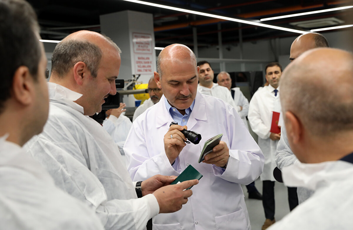 Yerli ve milli pasaportların özelliklerini anlatan Bakan Soylu, bu pasaportlarda "Turkey" yerine "Türkiye" ifadesinin yer aldığına dikkati çekti.<br><br>İçişleri Bakanı Soylu, önceki pasaportlarda 27 güvenlik ögesi bulunduğunu, yerli ve milli pasaportta ise 36 ilave güvenlik ögesinin daha yer aldığını kaydetti.<br><br>Yerli ve milli pasaportların sayfalarında Türkiye'nin tarihi ve kültürel yerlerinin fotoğraflarının bulunduğunu söyleyen Soylu, Türkiye'nin endemik bitki yapısının da güvenlik ve tamamlayıcı öge olarak kullanıldığını kaydetti.