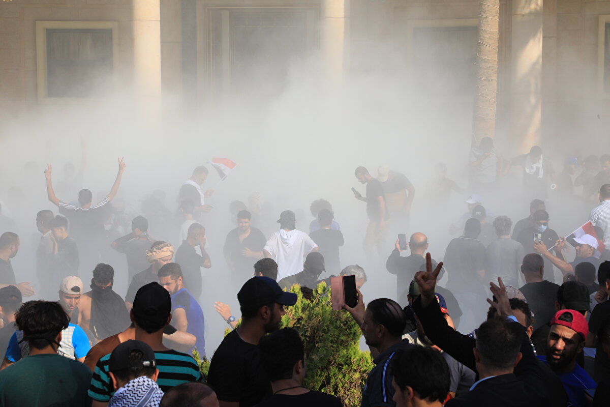 DIŞİŞLERİ: ENDİŞE DUYUYORUZ<br><br>Dışişleri Bakanlığı, Bağdat'taki eylemlere ilişkin şiddet olaylarından endişe duyulduğunu bildirdi.<br><br>Bakanlıktan yapılan yazılı açıklamada, "Bağdat’ta bir süredir yaşanan gelişmeler, ülkenin istikrarı, birliği ve güvenliği bakımından tehlike arz eden bir hal almıştır. Dost ve kardeş Irak'ın istikrar ve güvenliği, Türkiye için hayati önemdedir. Bu itibarla, ülke geneline yayılan şiddet olaylarından endişe duyuyoruz." değerlendirmesi yapıldı.<br><br>Açıklamada, tüm taraflar sağduyu ve itidale davet edilerek, "Mevcut siyasi ihtilafların suhuletle ve kapsayıcı diyalogla çözüme kavuşturularak, Irak halkının huzur ve esenliğinin sağlanmasını temenni ediyoruz." ifadelerine yer verildi.