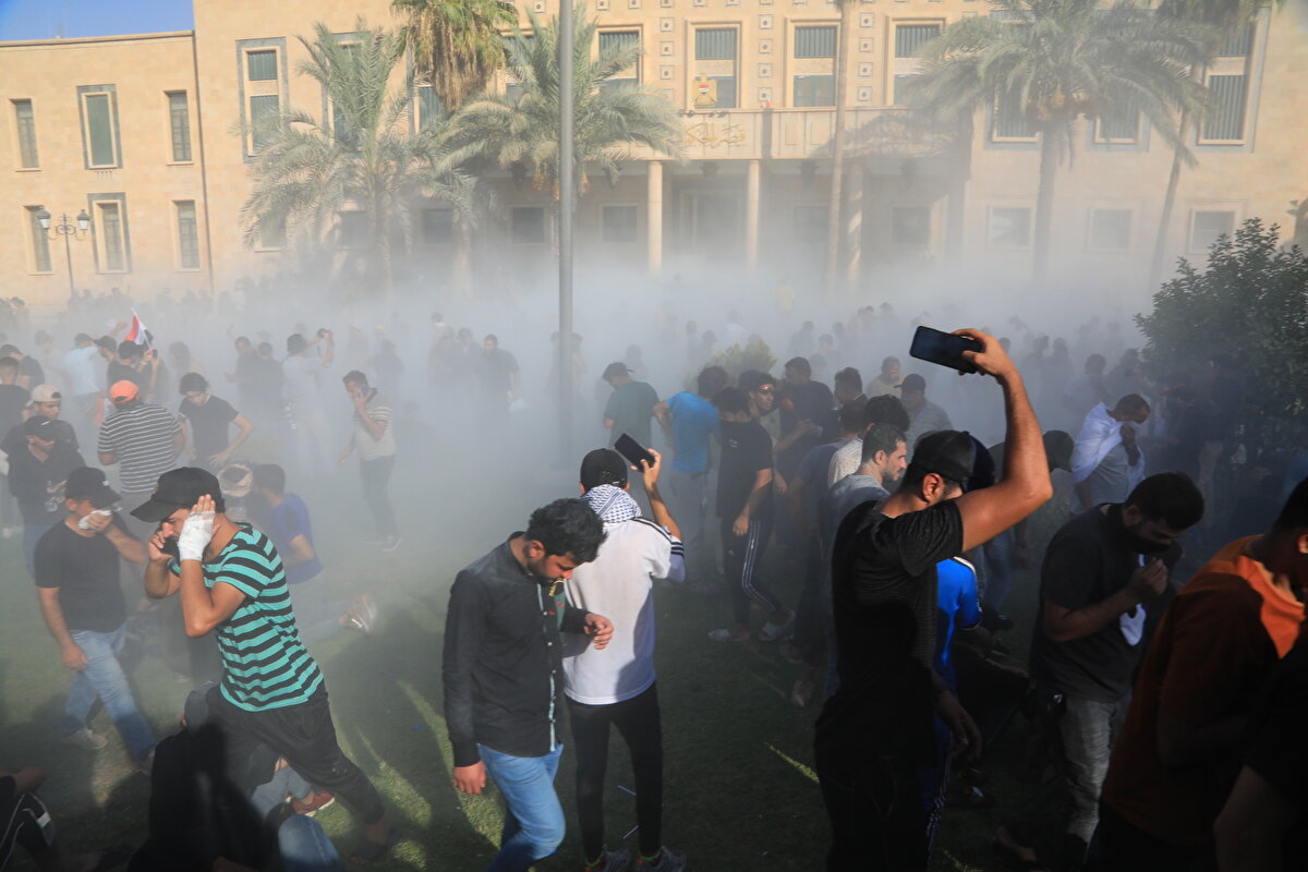Bağdat El-Yevm haber sitesinin güvenlik kaynaklarına dayandırdığı haberinde, Bağdat'ta yaşanan olaylarda artan ölü ve yaralı sayısına ilişkin bilgi verildi.<br><br>Çatışmalarda ölenlerin sayısının 13'e, yaralı sayısının 350'ye yükseldiği kaydedilen haberde, olaylarda Federal Polis Gücü Komutanı ve beraberindeki bir kişinin de yaralandığı aktarıldı.
