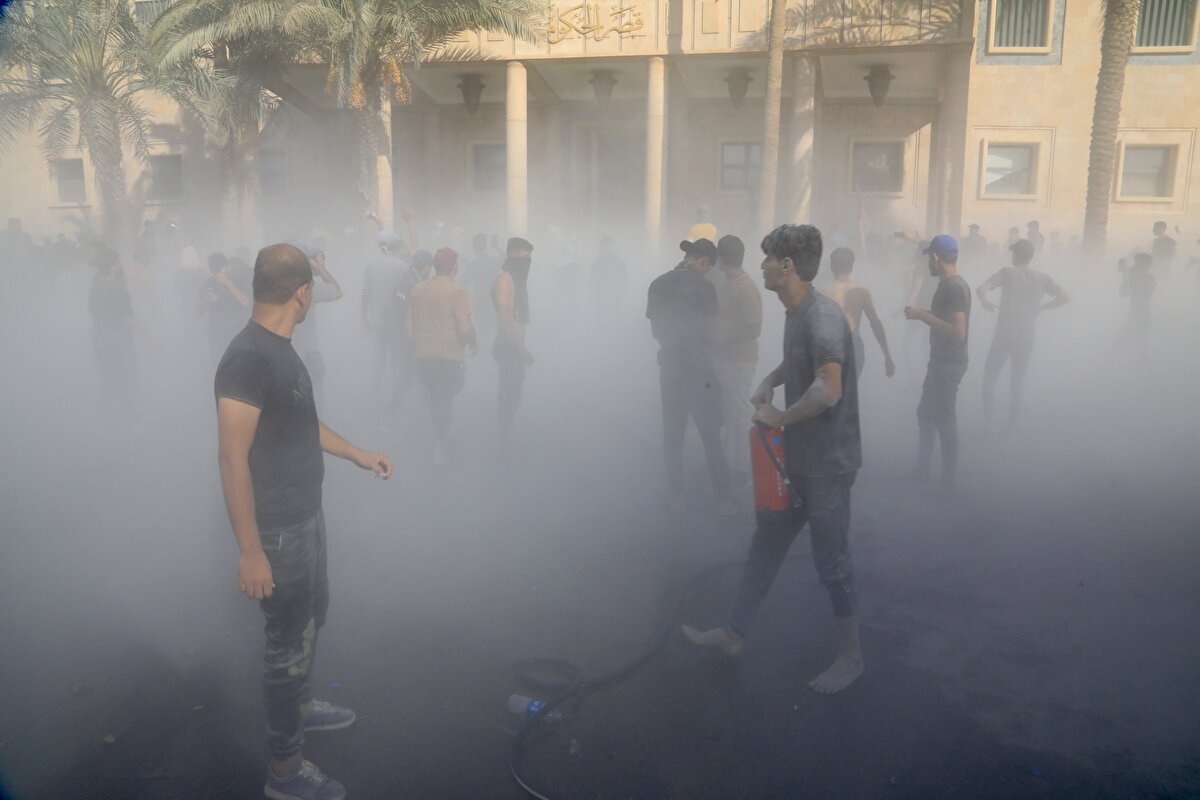 Es-Sadr bugün siyaseti bırakmış olsa da hükümet ve bürokrasinin içinde hala çok etkili bir isim. Covid-19 salgınının en yoğun yaşandığı günlerde yüz binlerce Iraklı aşı olmaya mesafeli yaklaşırken, Es-Sadr’ın aşı olma görüntülerinin Twitter’da yayılmasından sonra aşı servisleri dolup taşmaya başlamıştı. Lider daha önce de birkaç kez politikayı bıraktığını duyurmuş ancak geri dönmüştü.