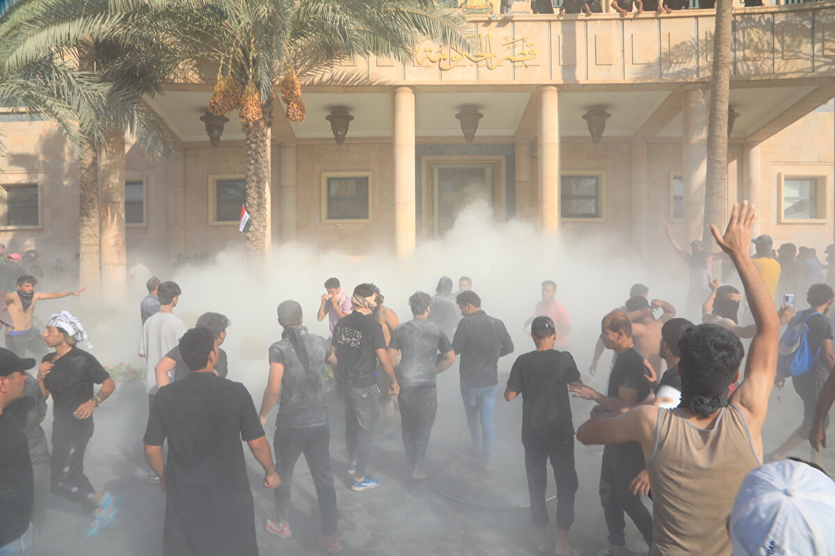 Sadr yanlıları, liderlerinin siyasetten çekilme kararı sonrası Yeşil Bölge'deki hükümet ve cumhurbaşkanlığı sarayını bastı.<br><br>Sadr destekçilerinin eylemi nedeniyle sokağa çıkma yasağı ülke genelinde sokağa çıkma yasağı ilan edildi.