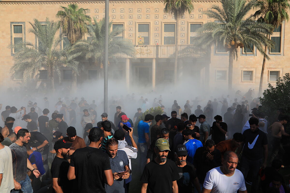 Sadr Hareketi lideri Mukteda es-Sadr, silahlı çatışmalar durana kadar açlık grevine başlama kararı aldı.<br><br>Sadr'ın sağ kolu sayılan müstafi milletvekili Hasan Azari, sosyal medya hesabından yayınladığı açıklamada, "Liderimiz, şiddet ve silahlı çatışma bitene kadar açlık grevine başladı" dedi.<br><br>Azari, tarafları silahlı çatışmayı sonlandırmaya çağırdı.