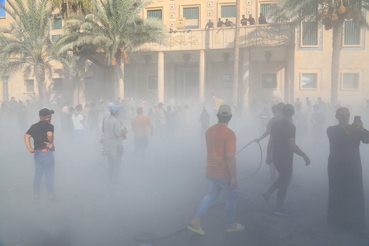 Irak'ın başkenti Bağdat'ta, Sadr destekçileri ile güvenlik güçleri arasında çıkan çatışmalarda ölü sayısı 13'e, yaralı sayısı 350'ye yükseldi. <br><br>Irak'ta geçen yıl yapılan genel seçimlerin galibi Sadr Hareketi lideri Şii din adamı Mukteda es-Sadr, 29 Ağustos'ta sosyal medya hesabından yaptığı açıklamayla "siyasetten tamamen çekildiğini" duyurdu.