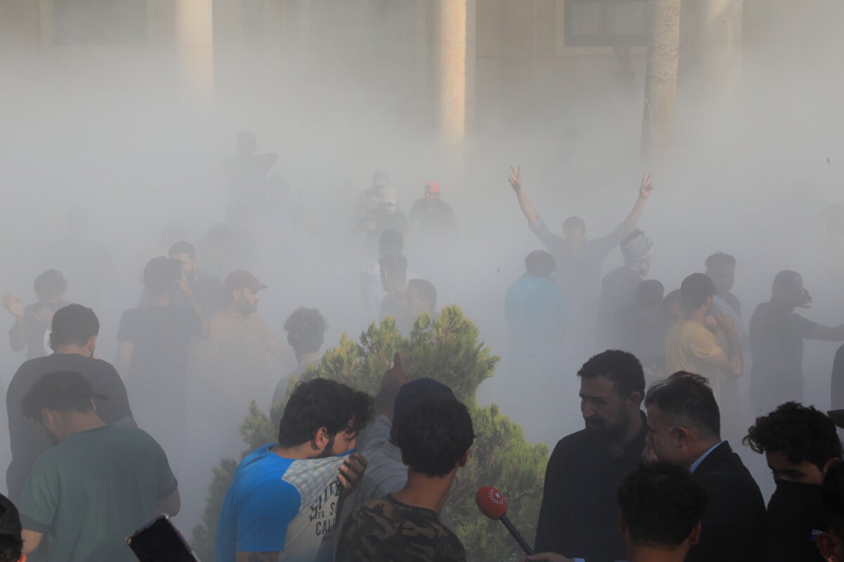 OLAYLARIN İÇ YÜZÜ<br><br>Es-Sadr politikayı kendi mensubu olduğu mezhep olan Şii parti liderlerinin 'bozuk düzeni onaracak bir sistem geliştirememelerinden' dolayı bıraktığını söylüyor. Es-Sadr istifa kararının ardından halkın büyük tepkisi üzerine tarafların silahlarını bırakana kadar açlık grevine gideceğini söyledi.<br><br>Şii lider Es-Sadr ülkedeki İran destekli diğer Şii gruplar ile siyaset sahnesinde çatışıyor. Saddam sonrası Irak’ta farklı gruplar sürekli bir mücadele halindeydi ancak son aylarda etnik siyasi tartışmaların da büyüdüğü görüldü. Bu Orta Doğu coğrafyasında büyük bir risk anlamına geliyor.