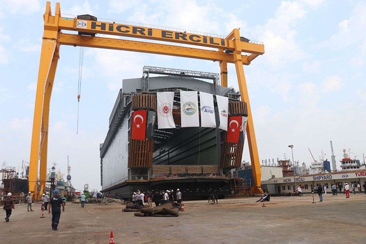 28 havuz personeli ve 14 denizaltı nöbetçi personelini 5 gün boyunca ikmal yapmadan barındırabilecek olan havuz, aynı zamanda 4 adet dizel-jeneratör sayesinde limana bağlı kalmadan da herhangi bir yerde denizaltının bakım onarım faaliyetlerini yürütebilecek.<br><br>