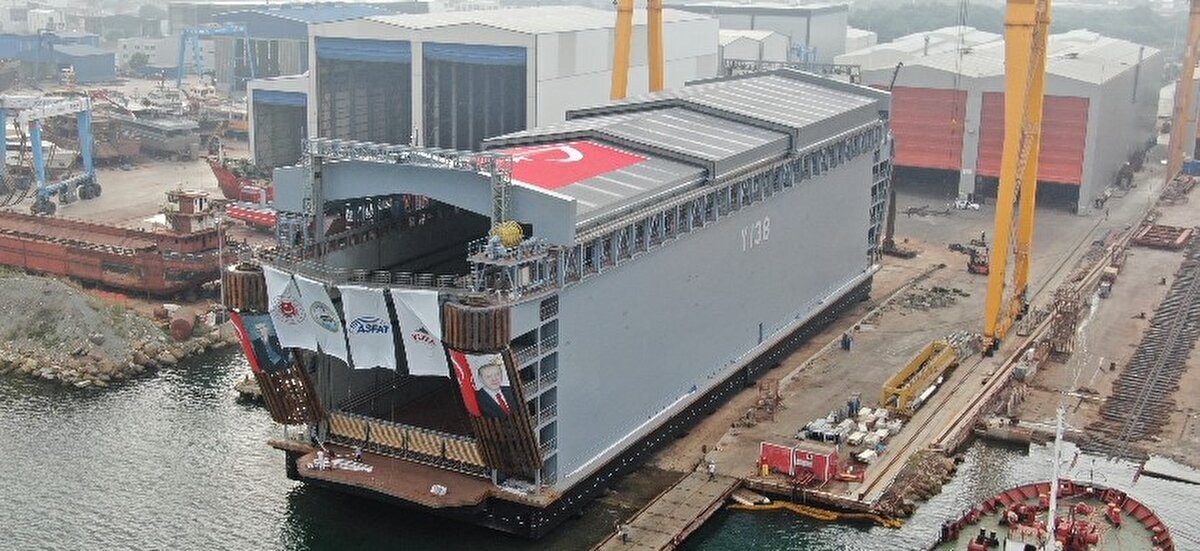 Boş ağırlığı 4 bin ton olan ve 3 bin tonluk kaldırma kapasitesine sahip denizaltı havuzu, 105 metre uzunluğu, 25,1 metre genişliğe ve 19,95 metre yüksekliğe sahip.<br><br>