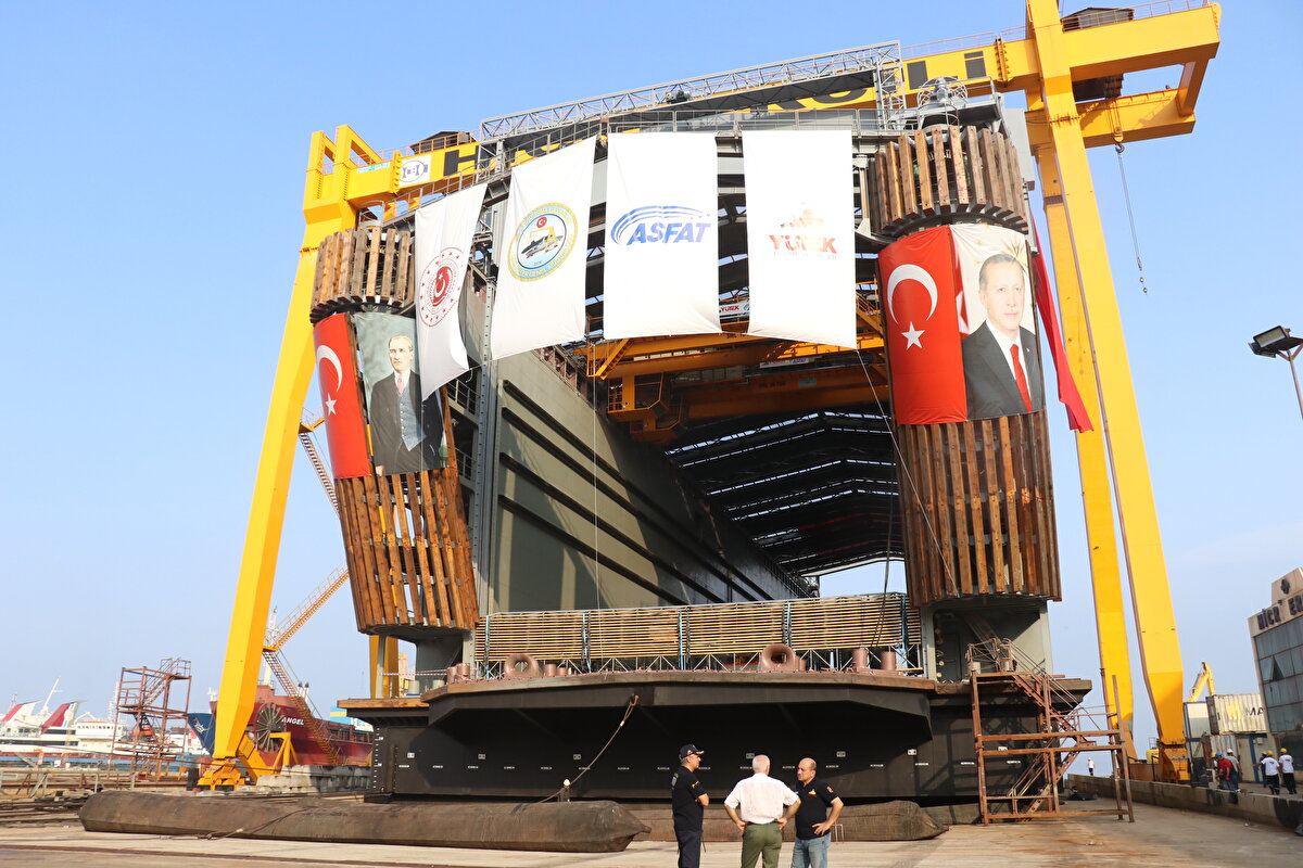 Çatı üzerindeki kaplamanın Avrupa standartlarında izolasyon yalıtkanlığına sahip olduğunu da anlatan Karaçorlu, şöyle konuştu:<br><br>"Herhangi bir ısı geçirgenliği yok. Yapılan standartlar ve projelendirme NATO standartlarında. Türk loyduyla beraber kontrol edildi. Bu havuz diğer havuzlardan ayıran özelliklerden bir tanesi açık denizlerde havuzlama kapasitesine sahip.100 nat rüzgar hızı, yani yüksek bir rüzgar hızında bile stabilizesinde herhangi bir değişiklik yok. Ağırlık olarak Gölcük'teki donanmada kullanılacak. Boyu 105, yüksekliği 19, genişliği 25 metre, maksimum dalış derinliği 16,5 metre. Bu derinliğe 75 dakika gibi kısa bir sürede ulaşabiliyor. İçerisinde çok önemli elektronik otomasyon sistemleri var. Bunlardan birkaçı gemi merkezleme sistemi, reflection sistemi, su altı görüntüleme sistemi. Bunların hepsi havuzlanan denizaltı ve gemi güvenliği için önemli olan sistemler. Bu yıl içerisinde teslim etmeyi hedefliyoruz. Mavi Vatan hedefine bizi bir adım daha yaklaşacağını hedefliyoruz."