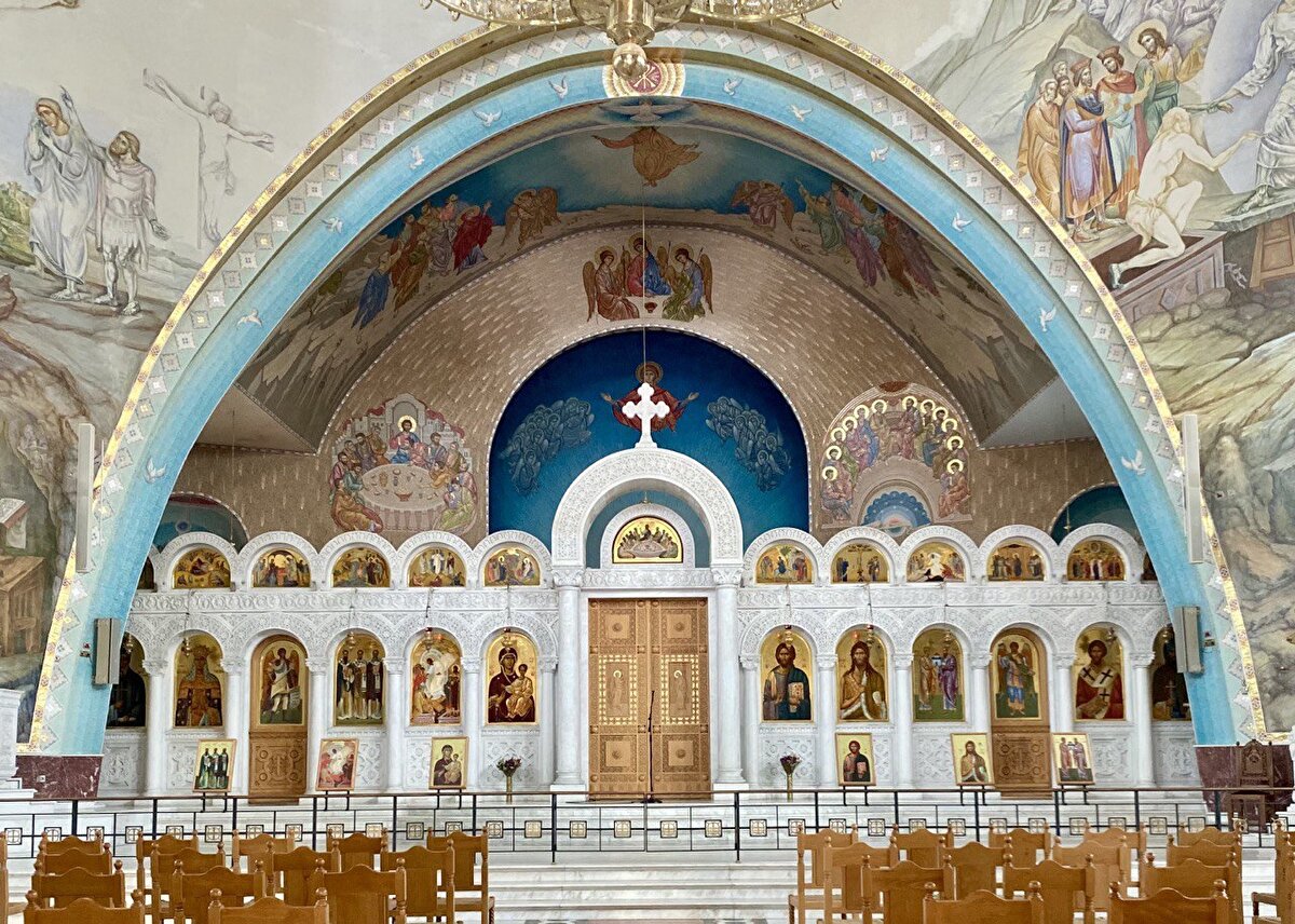 İllirya, Roma, Venedik ve Osmanlı olmak üzere toplamda 4 medeniyetten izler taşıyan Arnavutluk, bir dönem İtalya ve Almanya tarafından yönetildi. Ancak Diktatör Enver Hoca tarafından kurulan Arnavutluk hükümeti ile bağımsız olabildi. Diktatör Enver Hoca döneminde Arnavutluk, ateizmi devlet politikası haline getirerek anayasada yer verdi. 