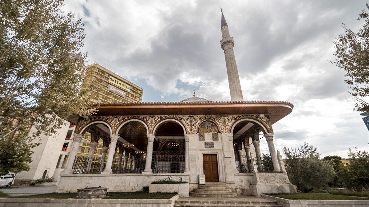 Arnavutluk’taki bütün cami ve kiliseleri yıktıran Enver Hoca, Edhem Bey Camii’nin ateizm müzesi olarak kullanılmasının önünü açtı. 
