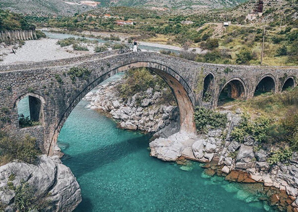 Arnavutluk’un ekonomik başkenti olan İşkodra, Hasan Rıza Paşa’nın çabalarıyla Osmanlı Devleti’nin Balkanlarda son terk ettiği noktadır. Bu çabasından dolayı bölge halkı tarafından da çok sevilen Hasan Rıza Paşa anısına Türkiye Cumhuriyeti ve Arnavutluk Cumhuriyeti ortak yapımı bir anıt şehirde görülmesi gereken yapılardan. 