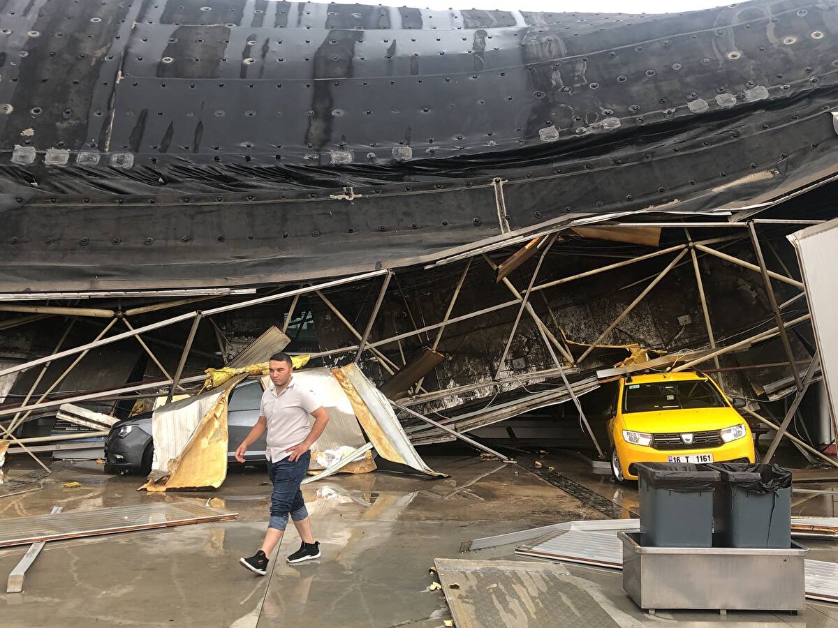 Meteoroloji yetkililerinden alınan bilgilere göre, bölgeye 15 dakikada 27 kilo yağış düştü. 