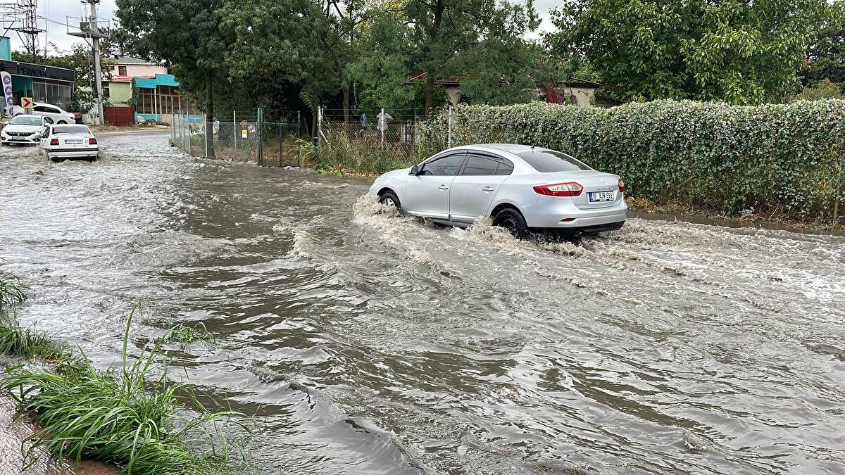 Kentte öğleden sonra etkili olmaya başlayan fırtına, hayatı olumsuz etkiledi. Yaklaşık yarım saat süren fırtınanın ardından yağan dolu, zor anlar yaşattı. İstanbul-Bursa-İzmir yolunun Karacabey mevkisinde dolu nedeniyle sürücüler, araçlarıyla ilerlemekte güçlük çekti. Bazı sürücüler, bu anları cep telefonu kamerasıyla kaydetti. Dolu sonrası etkili olan sağanakla yollarda su birikintileri oluştu, trafik durma noktasına geldi.