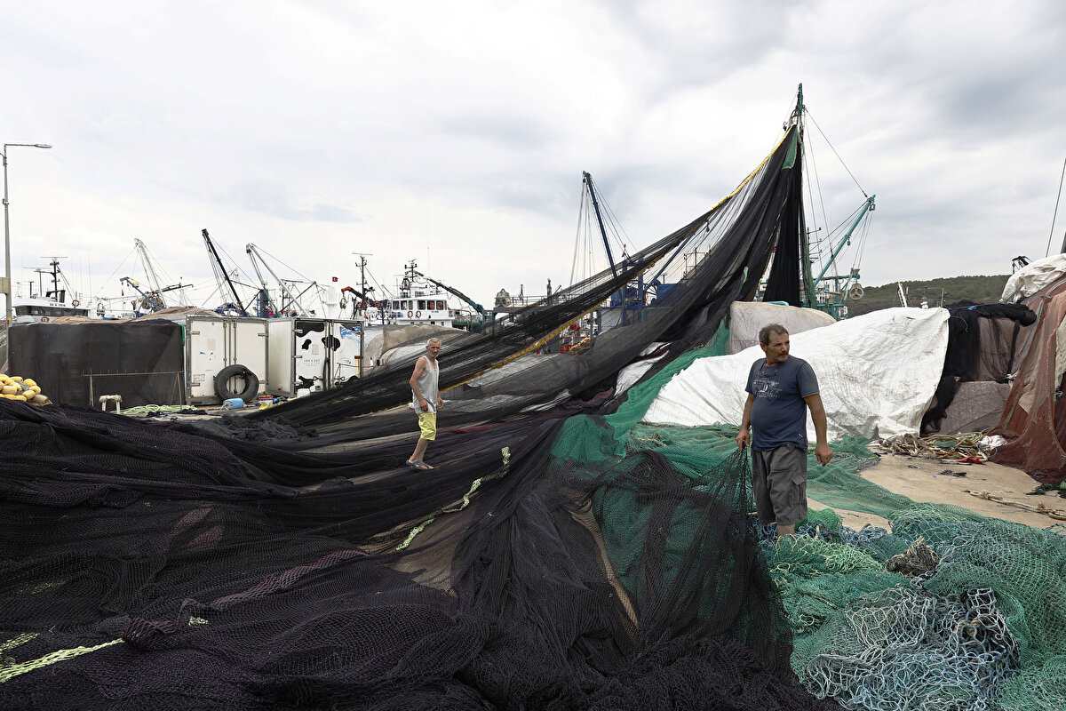 Sarıyer'deki Rumeli Feneri Büyük Liman'da bulunan balıkçılar da ağlarını sulara bırakacakları gün için son çalışmalarını gerçekleştirdi.