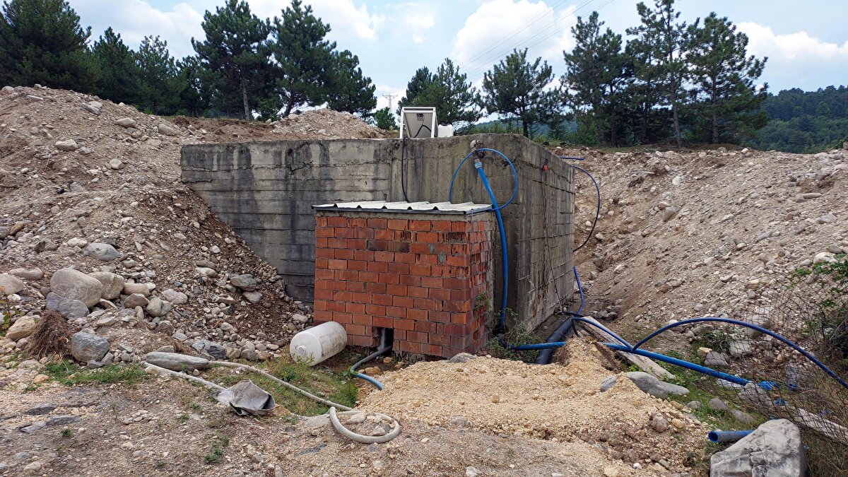Vakaların köydeki zehirlenmelerle ilgili olup olmadığının belirlenmesi için inceleme başlatıldı. Evlerinde bulunan et ve su kaynaklarından numuneler alındı.<br><br>Öte yandan zehirlenme vakaları nedeniyle bölge halkının bir kısmının yayla ve şehir merkezlerindeki evlerine göç ettiği köye şebeke suyu verilirken, içme suyu ihtiyaçları ise İl Özel İdaresi tarafından getirilen şişelerdeki sularla karşılanıyor.