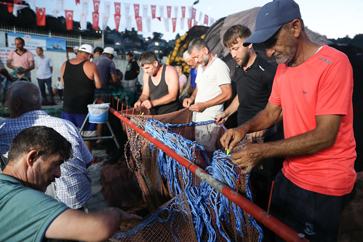 Kirişci, uygulanan tedbirlerle ve getirilen kurallarla denizleri koruduklarını belirterek, şunları kaydetti:<br><br>"İşte bu sayede 30 yıldır Marmara’dan çıkmayan uskumru geri geldi. Kalkan ve kırlangıçlar, hatta orkinoslar yüzüyorlar. Denizlerimiz çok bereketli, balıkçılarımız da çok mahir maşallah. Bir yandan denizlerdeki varlıklarımızı korurken balıkçılık sektörümüzü de bütün gücümüzle destekliyoruz. AK Parti hükümetleri döneminde balıkçılarımıza bugünün parasıyla 10,2 milyar TL ÖTV indirimli yakıt desteği, yetiştiricimize 7,2 milyar TL, diğer desteklerle toplam 18,2 milyar TL ödeme yaptık, yapmaya devam edeceğiz. 