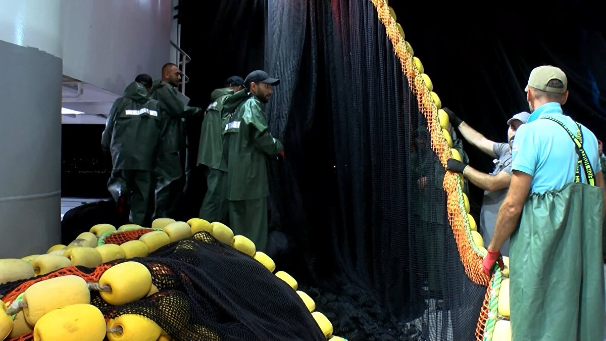 Gırgır ve trol yöntemi ile avcılık yapacak balıkçılar, 1 Eylül'de Karadeniz, Marmara ve Ege'de, 16 Eylül'de ise Akdeniz'de denizlere açılacak. Denizlerde avcılık faaliyetleri 15 Nisan itibarıyla sona erecek.<br><br>