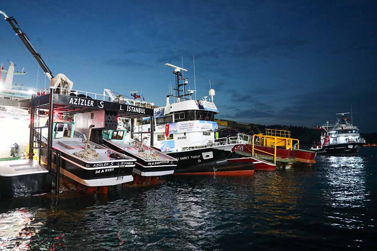 İstanbul Boğazı'nın önemine işaret eden Karaismailoğlu, "Boğaz da balık göç yollarının önemli bir geçiş güzergahı. İstanbul Boğazı'nın kıyılarında Karadeniz tarafında, Marmara Denizi'nde önemli balık avlanma alanları var. Poyrazköy, Rumeli Feneri, Sarıyer bunlar tabii balıkçılıkla geçinen köylerimiz. İnşallah bu sezon verimli bir sezon olarak geçecektir." diye konuştu.<br><br>