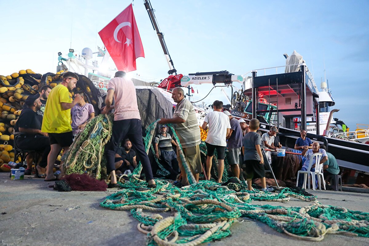 Kirişci, konuşmasının ardından denize kalkan, levrek ve Mersin Balığı bırakarak, halka balık dağıttı.<br><br>