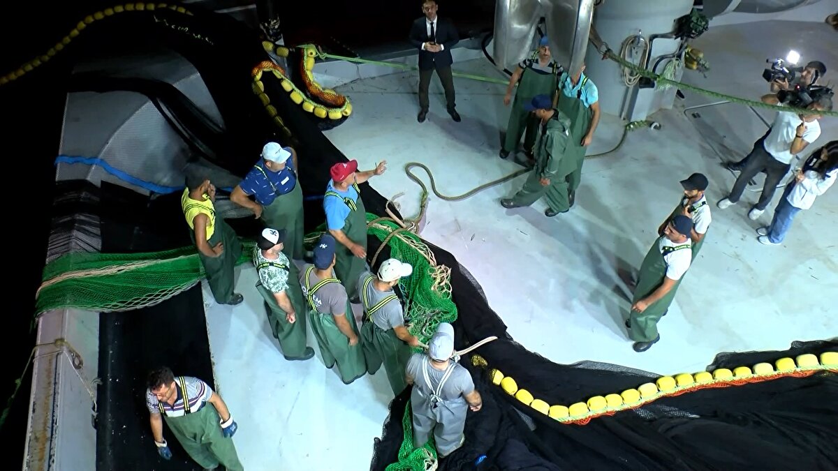 Bakan Karaismailoğlu, İstanbul Boğazı'nın dünyanın en zor geçiş güzergahlarından biri olduğunu vurgulayarak, şunları kaydetti:<br><br>"Özellikle 40 bin civarındaki geminin geçiş yaptığı çok önemli güzergahlardan birisi. Bu önemli trafik yoğunluğunun olduğu bölgede balıkçılarımız da önemli bir işlevi yerine getiriyorlar. Tabii Kanal İstanbul'un planlaması aslında buradaki bu ihtiyaçlarından doğan bir planlama. O yüzden hem bu küresel lojistik, ticaret hacimlerinin artması hem Marmara Denizi'nde, Karadeniz'deki bekleme sürelerinin azaltılması, İstanbul Boğazı'nın yükünün hafiflemesi gerekiyor.<br><br>Onun için de en kısa zamanda Kanal İstanbul'u da yaparak Boğaz'daki bu riskleri, tehlikeleri ortadan kaldıracak ve İstanbul Boğazı'nı İstanbulluların hizmetine sunacak önemli bir proje Kanal İstanbul projesi. Orada da çalışmalarımız etap etap başladı, devam ediyor. Tabii uzun soluklu, dünyanın en büyük altyapı projelerinden bir tanesi. Onu da süresi içerisinde bitirmek için de şu anda ulaşım yollarıyla birlikte hizmetimiz devam ediyor."